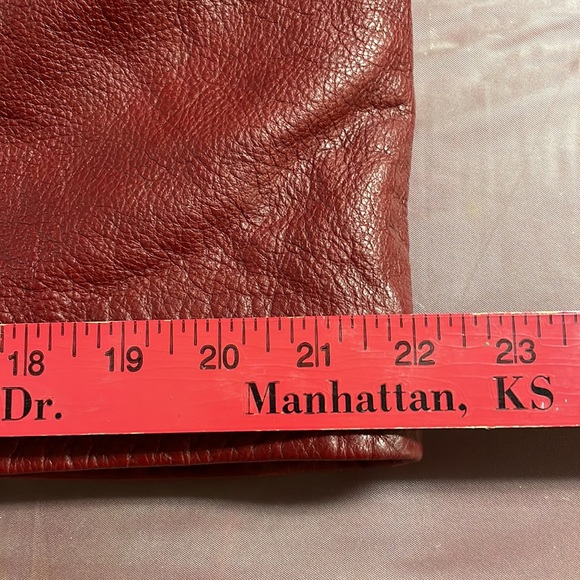 NWT men’s burgundy heavy leather jacket. Very well designed with brass zippers - Picture 5 of 16